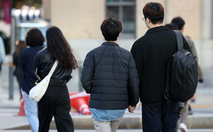 기상청은 일요일인 6일, 전국 대체로 쌀쌀한 날씨가 이어지며 일부 지역은 비가 내릴 예정이라고 전망했다. 사진은 지난 2일 서울 아침 기온이 10도 안팎으로 떨어지자 서울 종로구 광화문네거리에서 시민들이 두터운 외투를 입은 채 출근하는 모습. /사진=뉴스1
