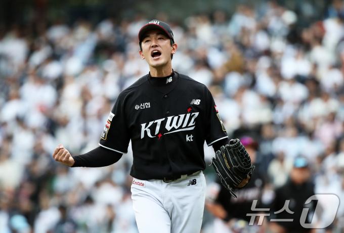 3일 오후 서울 송파구 잠실야구장에서 열린 프로야구 '2024 신한 SOL 뱅크 KBO리그' KT 위즈와 두산 베어스의 포스트시즌 와일드카드 결정전 2차전, 8회말 두산 공격을 무실점으로 막은 KT 고영표가 마운드를 내려오며 포효하고 있다. 2024.10.3/뉴스1 ⓒ News1 오대일 기자