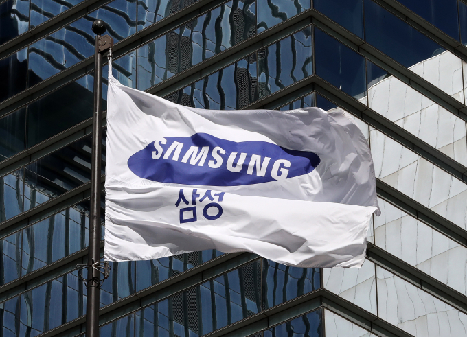 삼성전자의 주가가 연일 하락하는 가운데 증권사들도 목표주가를 줄하향해 이목이 쏠린다. 사진은 지난 2일 서울 서초구 소재 삼성전자 사옥 모습. /사진=뉴스1