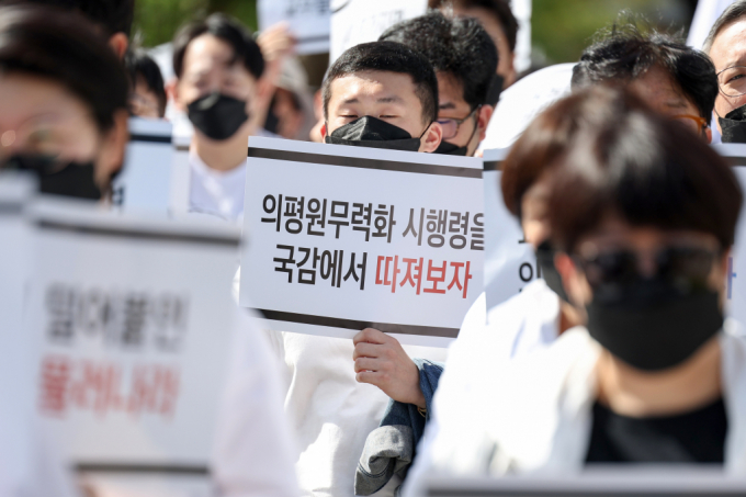 전국의과대학교수협의회(전의교협)·전국의과대학교수비상대책위원회(전의비)는 5일 입장문을 내고 "의대 증원이라는 화살이 잘못 발사돼 여러 국민에게 피해를 줄 수 있다면 시위를 떠난 화살을 즉각 떨어뜨려야 한다"고 주장했다. 전국 의과대학 교수들과 학생들이 3일 오후 서울 용산구 대통령실 앞에서 '의학교육평가원 무력화 저지를 위한 전국의과대학 교수 결의대회'를 하고 있다. /사진=뉴스1 