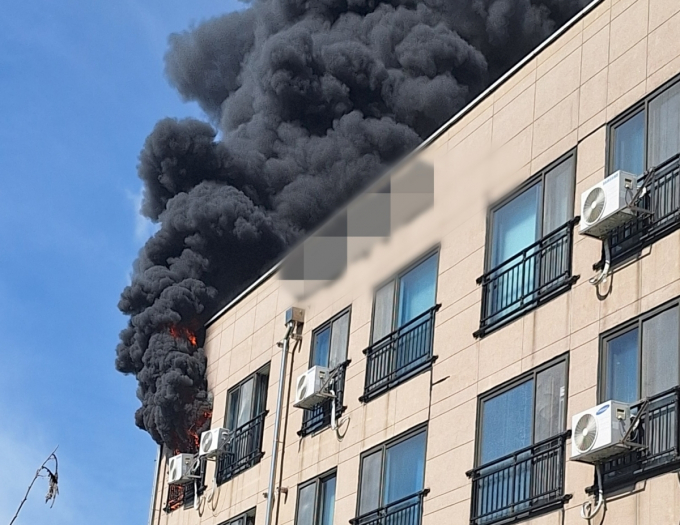  5일 오전 11시께 이천시 대월면의 한 다세대 주택 4층에서 불이나 담당 소방서 인력 전체가 출동, 20여분 만에 진압했다. /사진=경기도소방재난본부 