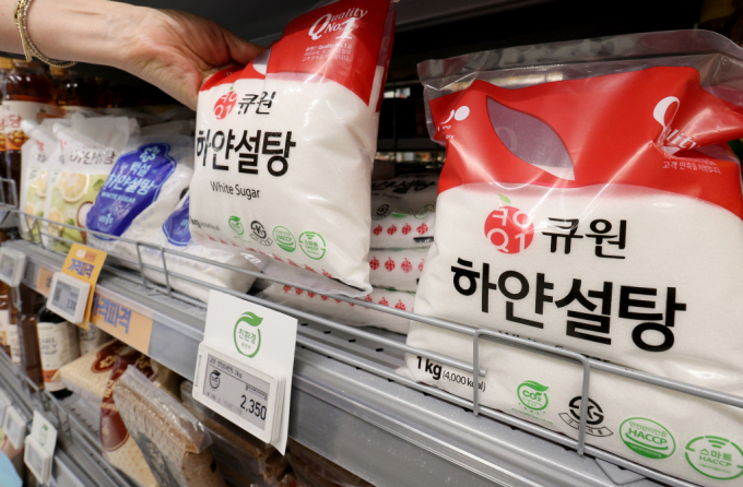 농림축산식품부에 따르면 UN 식량농업기구(FAO)가 발표한 9월 세계식량가격지수가 전월 대비 3.0% 상승한 것으로 나타났다. 곡물, 유지류, 육류, 유제품, 설탕 등 모든 품목군의 가격이 오름에 따라 빵과 라면 가격이 영향을 받을지 귀추가 주목된다. 서울시내 한 마트를 찾은 시민이 설탕을 구매하고 있다. /사진=뉴스1 