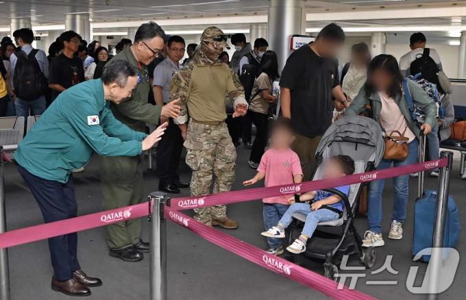 [뉴스1 PICK]'레바논 대탈출' 체류 국민, 급파된 軍수송기 타고 무사 귀국