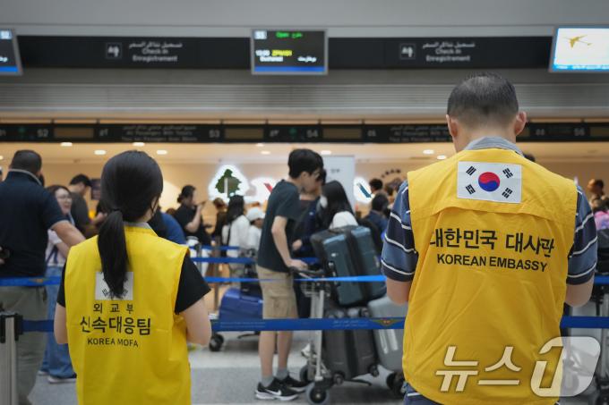 [뉴스1 PICK]'레바논 대탈출' 체류 국민, 급파된 軍수송기 타고 무사 귀국