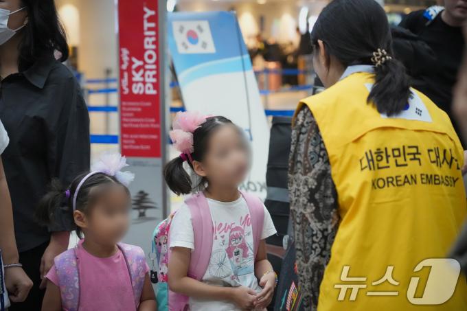 [뉴스1 PICK]'레바논 대탈출' 체류 국민, 급파된 軍수송기 타고 무사 귀국