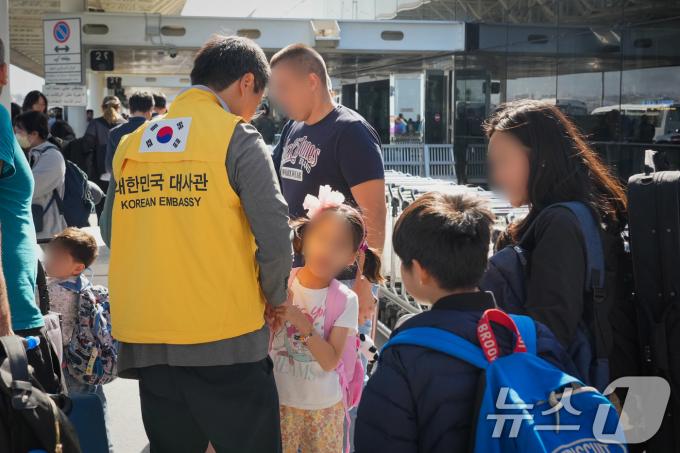 [뉴스1 PICK]'레바논 대탈출' 체류 국민, 급파된 軍수송기 타고 무사 귀국