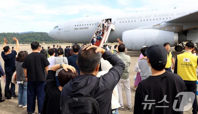 [뉴스1 PICK]'레바논 대탈출' 체류 국민, 급파된 軍수송기 타고 무사 귀국