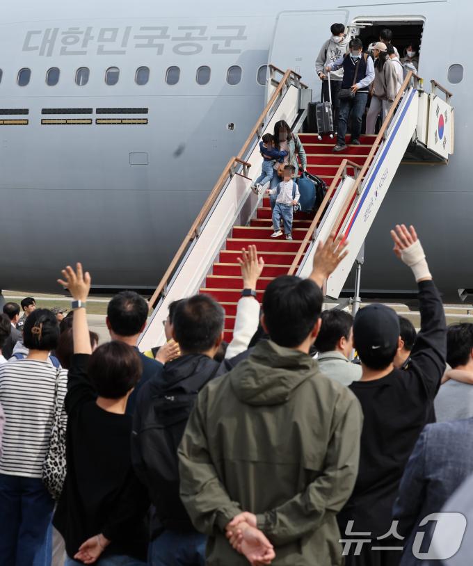 [뉴스1 PICK]'레바논 대탈출' 체류 국민, 급파된 軍수송기 타고 무사 귀국