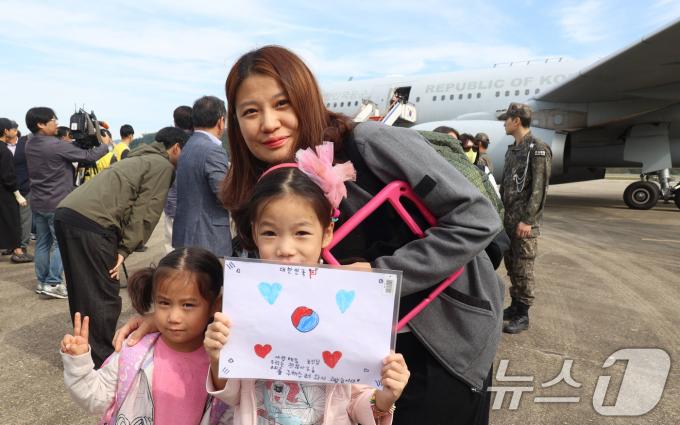 [뉴스1 PICK]'레바논 대탈출' 체류 국민, 급파된 軍수송기 타고 무사 귀국