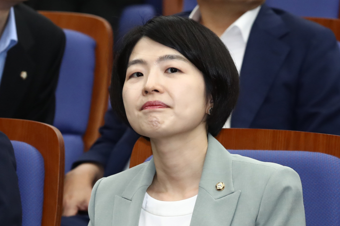 장애인 전용 주차구역에 불법 주차했다가 적발되는 사례가 매년 40만건을 웃도는 것으로 확인됐다. 사진은 국회 보건복지위원회 소속 한지아 의원(국민의힘·비례)이 지난 8월 서울 여의도 국회에서 열린 의원총회에 참석한 모습. /사진=뉴스1