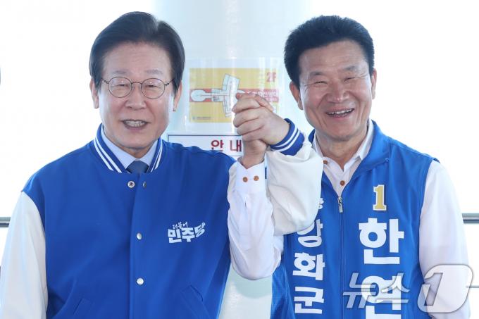 이재명 더불어민주당 대표와 2024 하반기 재·보궐선거 강화군수에 출마한 한연희 후보가 5일 오전 인천 강화군 양사면 강화평화전망대를 방문해 '강화군 기본사회 실현과 미래비전을 위한 정책협약식' 시작에 앞서 손을 맞잡고 있다. 2024.10.5/뉴스1 ⓒ News1 민경석 기자