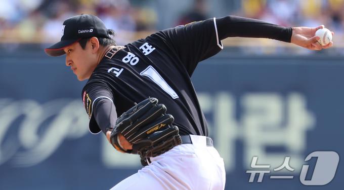 5일 오후 서울 송파구 잠실야구장에서 열린 프로야구 '2024 신한 SOL 뱅크 KBO 포스트시즌' 준플레이오프 1차전 kt 위즈와 LG 트윈스의 경기, kt 선발투수 고영표가 1회말 등판해 역투하고 있다. 2024.10.5/뉴스1 ⓒ News1 김도우 기자