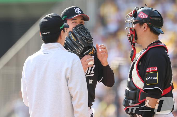 5일 오후 서울 송파구 잠실야구장에서 열린 프로야구 '2024 신한 SOL 뱅크 KBO 포스트시즌' 준플레이오프 1차전 kt 위즈와 LG 트윈스의 경기, 4회말 2사 1,3루 상황에서 kt 고영표가 kt 이강철 감독과 마운드에서 대화를 나누고 있다. 2024.10.5/뉴스1 ⓒ News1 김도우 기자
