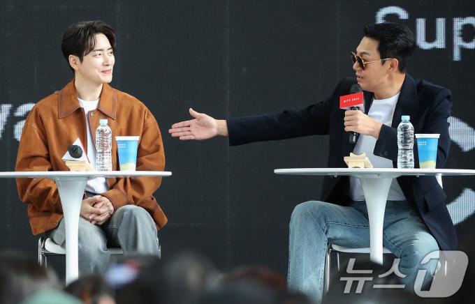 배우 박성웅(오른쪽)이 5일 부산 해운대구 영화의전당 야외극장에서 열린 OTT 드라마 ‘좋거나 나쁜 동재’ 오픈 토크 행사에 참석해 이준혁과의 호흡에 대해 이야기를 하고 있다. 2024.10.5/뉴스1 ⓒ News1 권현진 기자