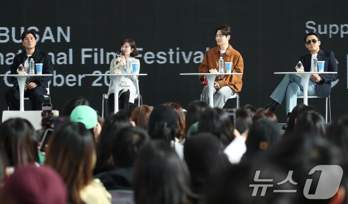 박건호 감독(왼쪽부터)과 이수연 작가, 배우 이준혁, 박성웅이 5일 부산 해운대구 영화의전당 야외극장에서 열린 OTT 드라마 ‘좋거나 나쁜 동재’ 오픈 토크 행사에 참석해 관객들과 즐거운 시간을 보내고 있다. 2024.10.5/뉴스1 ⓒ News1 권현진 기자