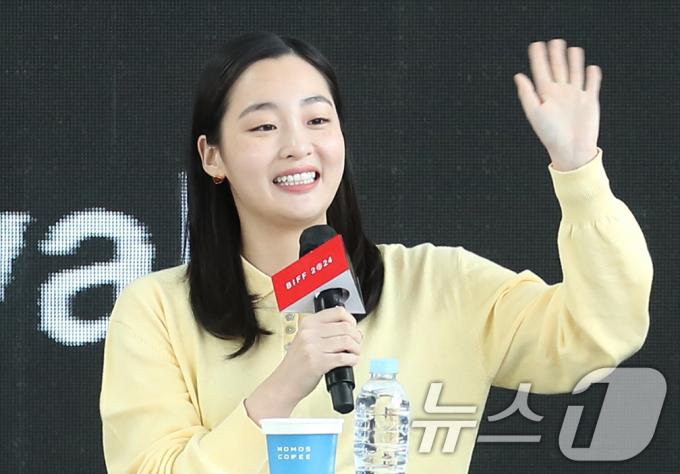 배우 김민하가 5일 부산 해운대구 영화의전당 야외극장에서 열린 OTT 드라마 ‘내가 죽기 일주일 전’ 오픈 토크 행사에 참석해 인사를 하고 있다. 2024.10.5/뉴스1 ⓒ News1 권현진 기자