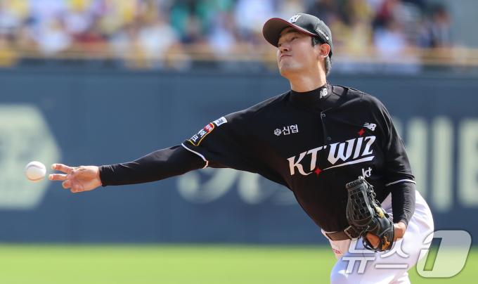 5일 오후 서울 송파구 잠실야구장에서 열린 프로야구 '2024 신한 SOL 뱅크 KBO 포스트시즌' 준플레이오프 1차전 kt 위즈와 LG 트윈스의 경기, kt 선발투수 고영표가 1회말 등판해 역투하고 있다. 2024.10.5/뉴스1 ⓒ News1 김도우 기자