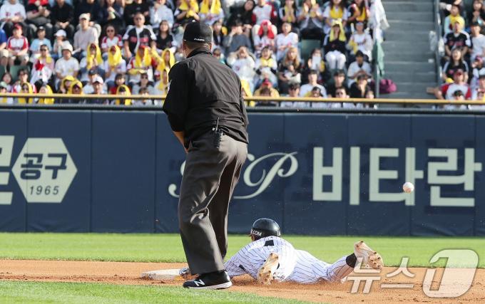 5일 오후 서울 송파구 잠실야구장에서 열린 프로야구 '2024 신한 SOL 뱅크 KBO 포스트시즌' 준플레이오프 1차전 kt 위즈와 LG 트윈스의 경기, LG공격 6회말 1사 1,3루 상황에서 1루주자 신민재의 도루 상황 중 발생한 KT 포수 실책으로 공이 빠져 외야로 나가고 있다. 2024.10.5/뉴스1 ⓒ News1 장수영 기자