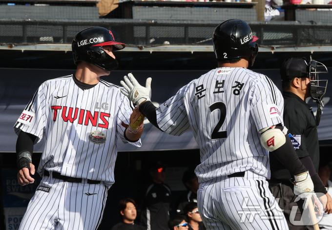 5일 오후 서울 송파구 잠실야구장에서 열린 프로야구 '2024 신한 SOL 뱅크 KBO 포스트시즌' 준플레이오프 1차전 kt 위즈와 LG 트윈스의 경기, LG공격 6회말 1사 1,3루 상황에서 1루주자 신민재의 도루 상황 중 발생한 KT 포수 실책으로 3루주자 홍창기가 득점을 올리고 있다. 2024.10.5/뉴스1 ⓒ News1 장수영 기자