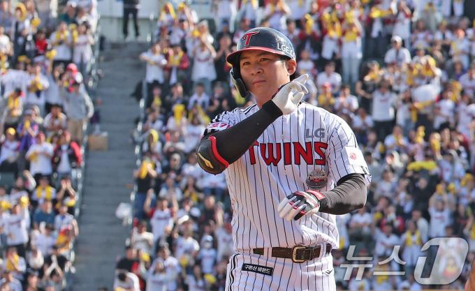 5일 오후 서울 송파구 잠실야구장에서 열린 프로야구 '2024 신한 SOL 뱅크 KBO 포스트시즌' 준플레이오프 1차전 kt 위즈와 LG 트윈스의 경기, LG 공격 4회말 2사 1루 상황에서 오지환이 안타를 친 뒤 세리머니 하고 있다. 2024.10.5/뉴스1 ⓒ News1 장수영 기자