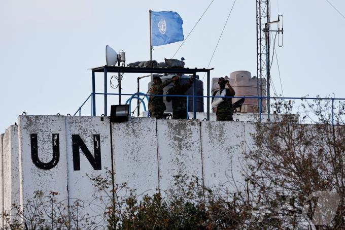 레바논 남부 마르와힌 마을의 감시탑 옥상에서 유엔평화유지군(UNIFIL) 관계자들이 레바논과-이스라엘 국경을 바라보고 있다. 2023.10.12/ ⓒ 로이터=뉴스1 ⓒ News1 권진영 기자