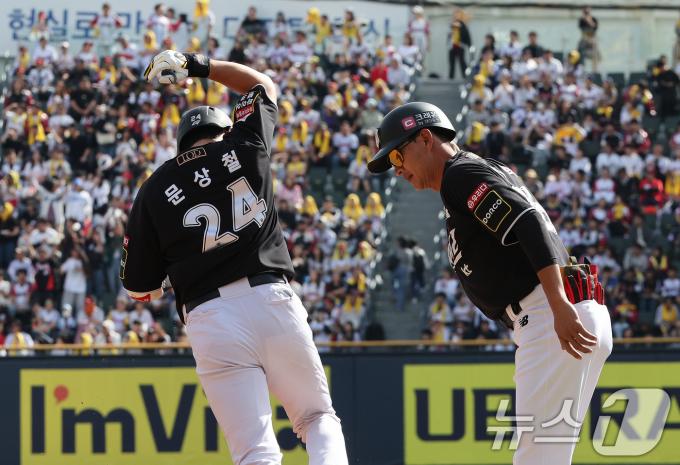 5일 오후 서울 송파구 잠실야구장에서 열린 프로야구 '2024 신한 SOL 뱅크 KBO 포스트시즌' 준플레이오프 1차전 KT 위즈와 LG 트윈스의 경기, KT공격 2회초 1사 1루 상황에서 문상철이 투런을 친 뒤 베이스를 돌고 있다. 2024.10.5/뉴스1 ⓒ News1 장수영 기자