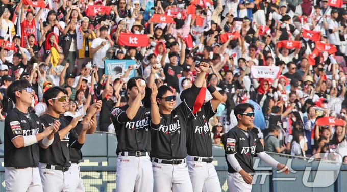 5일 오후 서울 송파구 잠실야구장에서 열린 프로야구 '2024 신한 SOL 뱅크 KBO 포스트시즌' 준플레이오프 1차전 kt 위즈와 LG 트윈스의 경기에서 3대2로 승리한 KT 선수들이 기뻐하고 있다. 2024.10.5/뉴스1 ⓒ News1 장수영 기자