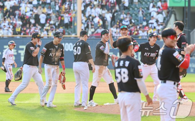 5일 오후 서울 송파구 잠실야구장에서 열린 프로야구 '2024 신한 SOL 뱅크 KBO 포스트시즌' 준플레이오프 1차전 kt 위즈와 LG 트윈스의 경기, kt 선수들이 3대2 승리를 거두고 기쁨을 나누고 있다. 2024.10.5/뉴스1 ⓒ News1 김도우 기자