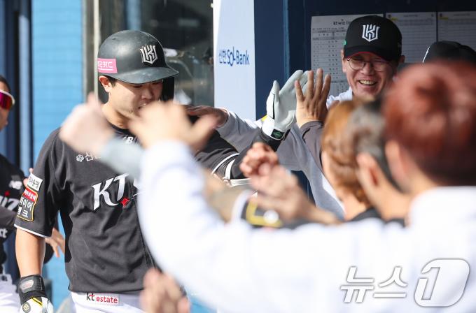 5일 오후 서울 송파구 잠실야구장에서 열린 프로야구 '2024 신한 SOL 뱅크 KBO 포스트시즌' 준플레이오프 1차전 kt 위즈와 LG 트윈스의 경기, 2회초 무사 1루 상황에서 kt 문상철이 2점 홈런을 치고 kt 이강철 감독과 기쁨을 나누고 있다. 2024.10.5/뉴스1 ⓒ News1 김도우 기자