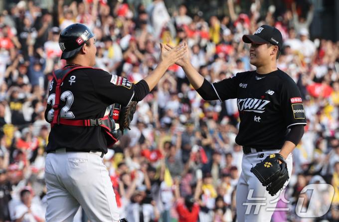 5일 오후 서울 송파구 잠실야구장에서 열린 프로야구 '2024 신한 SOL 뱅크 KBO 포스트시즌' 준플레이오프 1차전 kt 위즈와 LG 트윈스의 경기에서 3대2로 승리한 KT 선수들이 기뻐하고 있다. 2024.10.5/뉴스1 ⓒ News1 장수영 기자