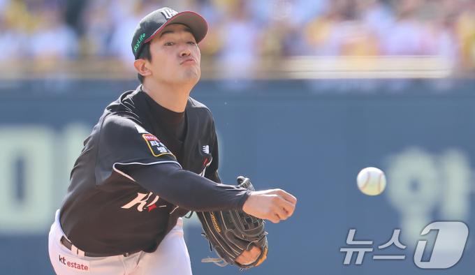 5일 오후 서울 송파구 잠실야구장에서 열린 프로야구 '2024 신한 SOL 뱅크 KBO 포스트시즌' 준플레이오프 1차전 kt 위즈와 LG 트윈스의 경기, kt 선발투수 고영표가 1회말 등판해 역투하고 있다. 2024.10.5/뉴스1 ⓒ News1 김도우 기자