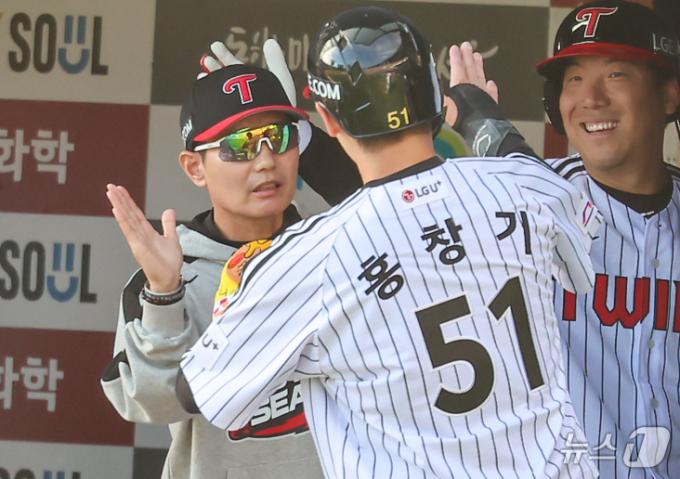 5일 오후 서울 송파구 잠실야구장에서 열린 프로야구 '2024 신한 SOL 뱅크 KBO 포스트시즌' 준플레이오프 1차전 kt 위즈와 LG 트윈스의 경기, 6회말 1사 1,3루 상황에서 LG 염경엽 감독이 상대 실책으로 득점에 성공한 3루주자 LG 홍창기를 기쁘게 맞이 하고 있다. 2024.10.5/뉴스1 ⓒ News1 김도우 기자
