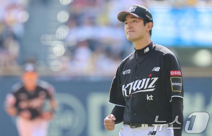 5일 오후 서울 송파구 잠실야구장에서 열린 프로야구 '2024 신한 SOL 뱅크 KBO 포스트시즌' 준플레이오프 1차전 kt 위즈와 LG 트윈스의 경기, kt 고영표가 1회초를 무실점으로 마무리 한 뒤 덕아웃을 향하고 있다. 2024.10.5/뉴스1 ⓒ News1 김도우 기자