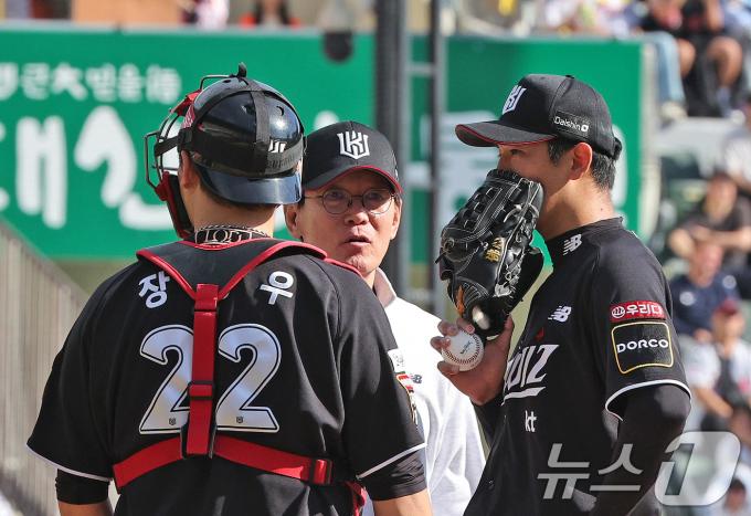 5일 오후 서울 송파구 잠실야구장에서 열린 프로야구 '2024 신한 SOL 뱅크 KBO 포스트시즌' 준플레이오프 1차전 kt 위즈와 LG 트윈스의 경기, LG 공격 4회말 2사1,3루 상황에서 KT 이강철 감독이 고영표와 대화를 나누고 있다. 2024.10.5/뉴스1 ⓒ News1 장수영 기자