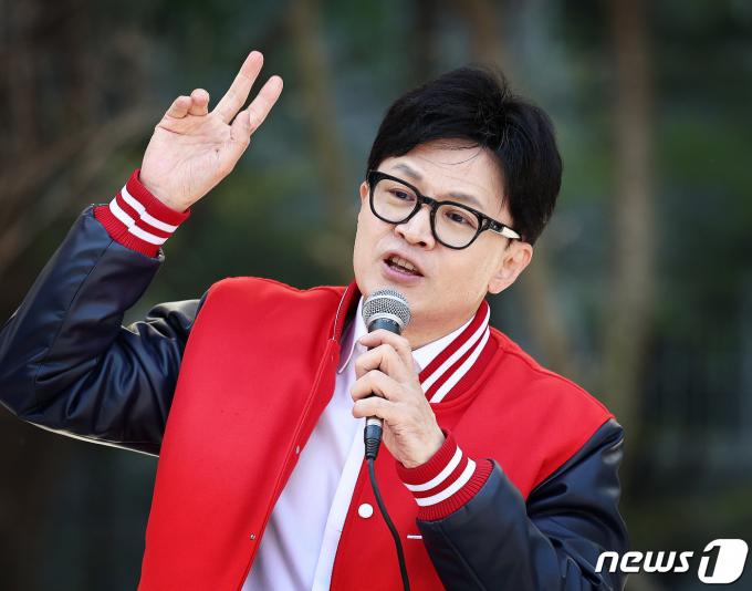 한동훈 국민의힘 비상대책위원장 겸 총괄선거대책위원장이 9일 오전 서울 성동구 왕십리역광장에서 윤희숙(중?성동갑) 후보 지원유세를 하고 있다. 2024.4.9/뉴스1 ⓒ News1 송원영 기자