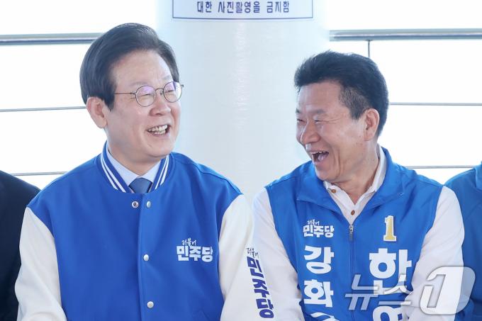 이재명 더불어민주당 대표와 2024 하반기 재·보궐선거 강화군수에 출마한 한연희 후보가 5일 오전 인천 강화군 양사면 강화평화전망대를 방문해 환하게 웃고 있다. 2024.10.5/뉴스1 ⓒ News1 민경석 기자