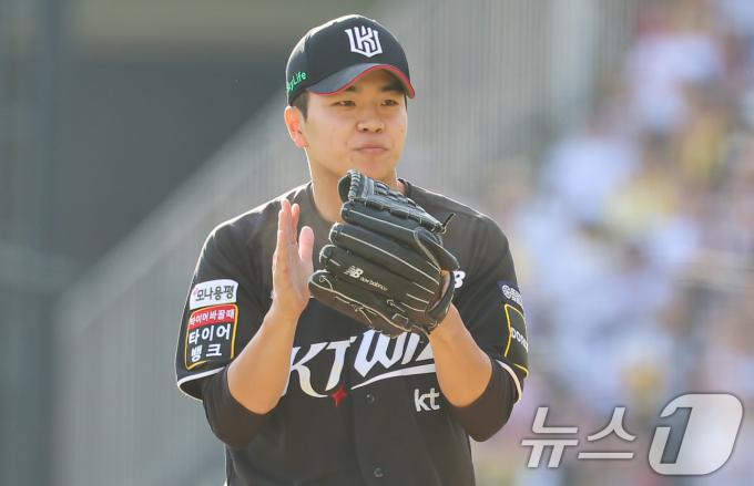 5일 오후 서울 송파구 잠실야구장에서 열린 프로야구 '2024 신한 SOL 뱅크 KBO 포스트시즌' 준플레이오프 1차전 kt 위즈와 LG 트윈스의 경기, kt 손동현이 7회말을 무실점으로 마무리 한 뒤 기뻐하고 있다.2024.10.5/뉴스1 ⓒ News1 김도우 기자