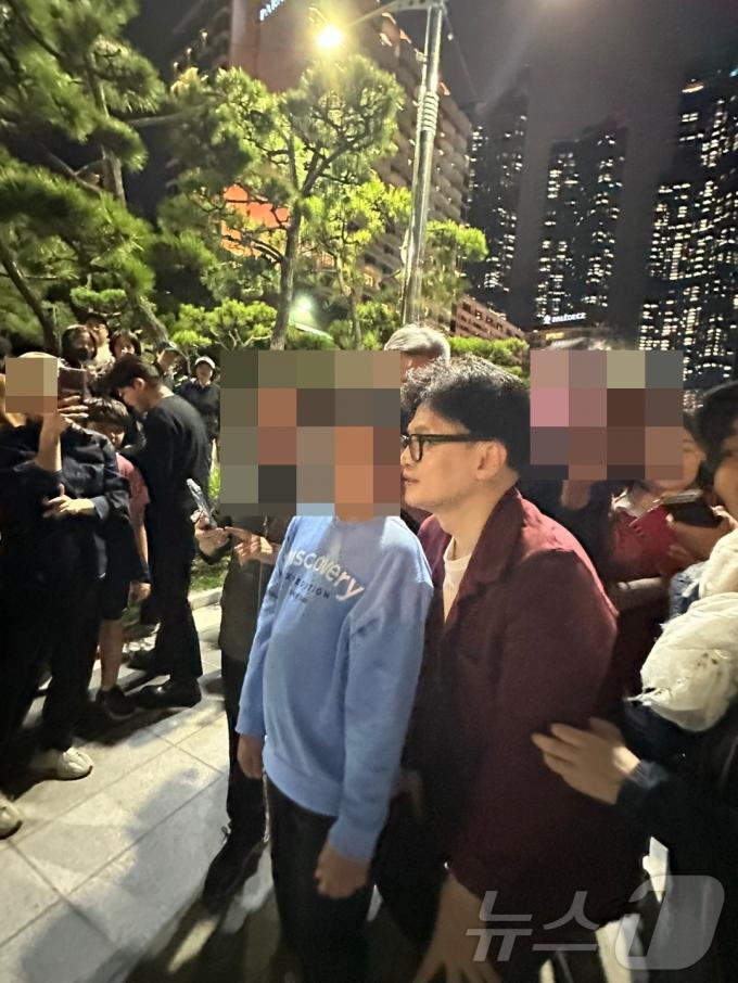 한동훈 국민의힘 대표가 5일 밤 부산 해운대해수욕장을 찾아 시민들과 만나 사진 촬영을 하고 있다. (독자 사진 제공)
