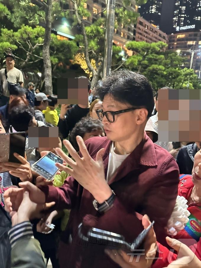 한동훈 국민의힘 대표가 5일 밤 부산 해운대해수욕장을 찾아 시민들과 만나 사진 촬영을 하고 있다. (독자 사진 제공)