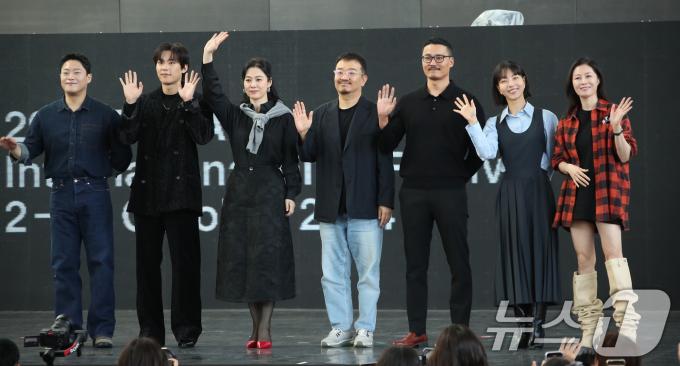배우 임성재(왼쪽부터)와 김성철, 김현주, 연상호 감독, 최규석 작가, 김신록, 문소리가 4일 부산 해운대구 BIFF 야외무대에서 열린 영화 ‘지옥2’ 오픈토크 행사에 참석해 포즈를 취하고 있다. 2024.10.4/뉴스1 ⓒ News1 권현진 기자