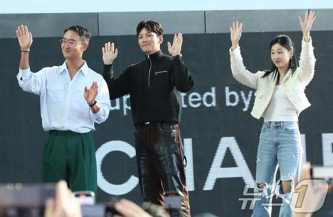 배우 조우진(왼쪽부터)과 지창욱, 하윤경이 4일 오후 부산 해운대 영화의 전당에서 열린 제29회 부산국제영화제(BIFF) 디즈니 플러스 ‘강남 비-사이드’ 오픈토크에 참석해 관객들과 즐거운 시간을 보내고 있다 . 2024.10.4/뉴스1 ⓒ News1 권현진 기자