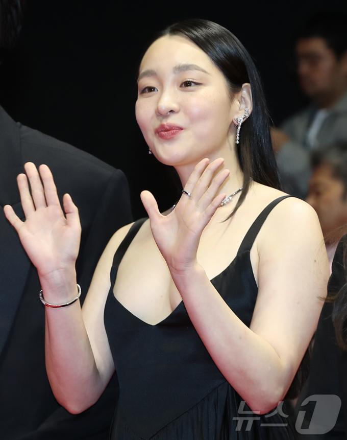배우 김민하가 2일 오후 부산 해운대구 영화의전당에서 열린 ‘제28회 부산국제영화제’(BIFF) 개막식에 참석해 레드카펫을 밟고 있다. 2024.10.2/뉴스1 ⓒ News1 권현진 기자