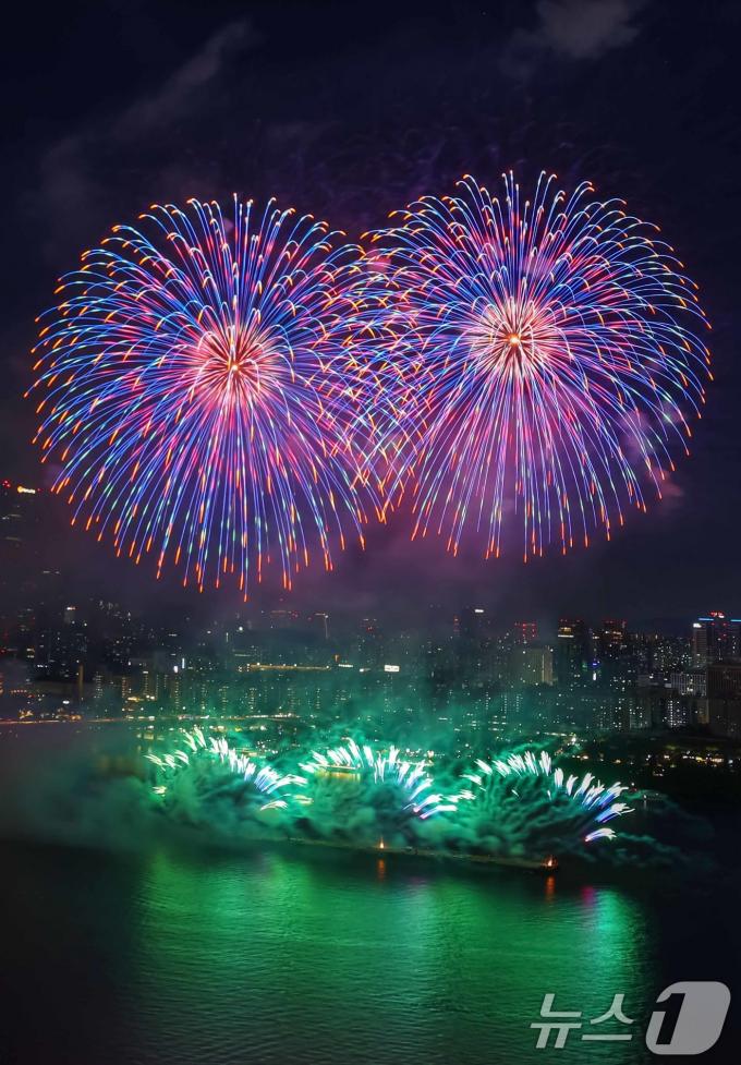 5일 밤 서울 여의도 한강공원 일대에서 열린 '2024 서울세계불꽃축제'에서 화려한 불꽃이 밤하늘을 수놓고 있다. 2024.10.5/뉴스1 ⓒ News1 민경석 기자