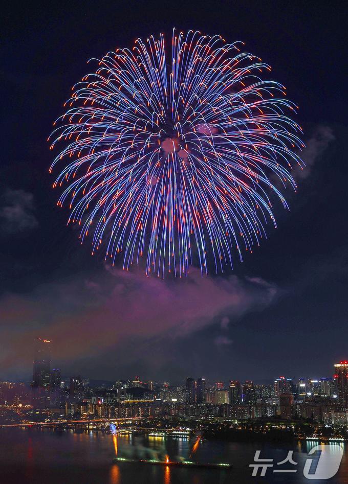 [뉴스1 PICK]가을밤 물들이는 불꽃의 향연…'2024 서울세계불꽃축제'