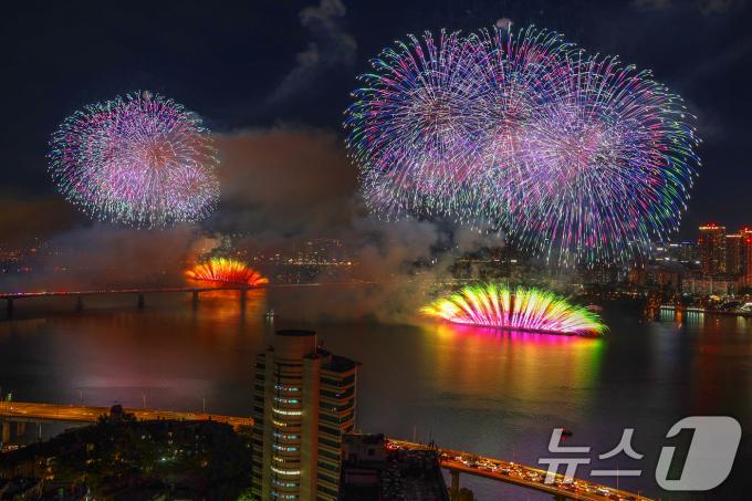 [뉴스1 PICK]가을밤 물들이는 불꽃의 향연…'2024 서울세계불꽃축제'