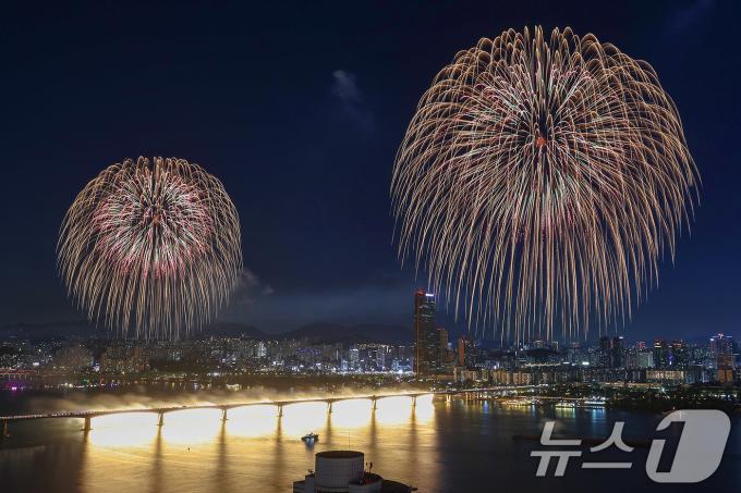 5일 밤 서울 여의도 한강공원 일대에서 열린 '2024 서울세계불꽃축제'에서 화려한 불꽃이 밤하늘을 수놓고 있다. 2024.10.5/뉴스1 ⓒ News1 민경석 기자