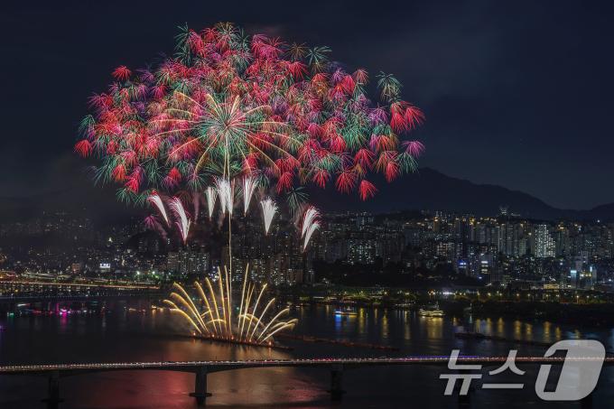 [뉴스1 PICK]가을밤 물들이는 불꽃의 향연…'2024 서울세계불꽃축제'