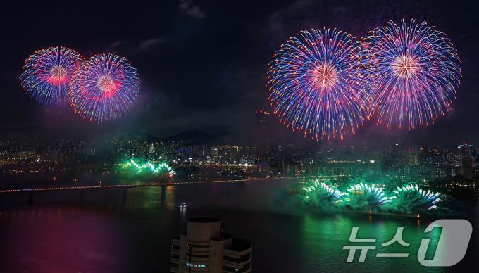 5일 밤 서울 여의도 한강공원 일대에서 열린 '2024 서울세계불꽃축제'에서 화려한 불꽃이 밤하늘을 수놓고 있다. 2024.10.5/뉴스1 ⓒ News1 민경석 기자