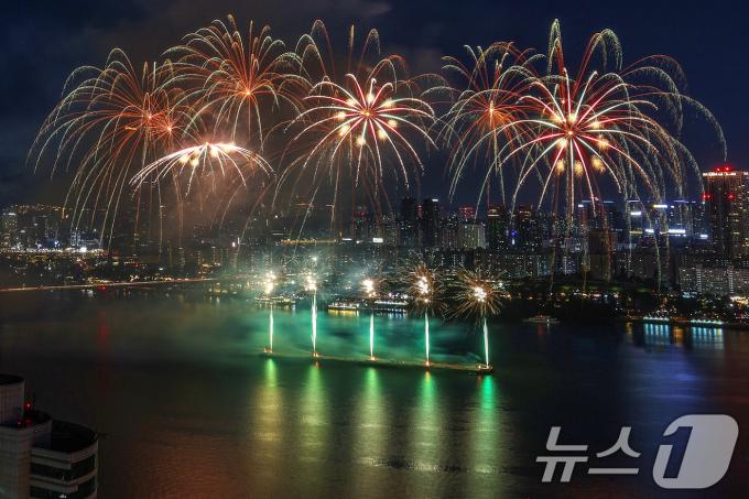 5일 밤 서울 여의도 한강공원 일대에서 열린 '2024 서울세계불꽃축제'에서 화려한 불꽃이 밤하늘을 수놓고 있다. 2024.10.5/뉴스1 ⓒ News1 민경석 기자