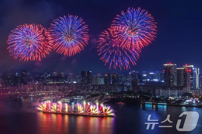 5일 밤 서울 여의도 한강공원 일대에서 열린 '2024 서울세계불꽃축제'에서 화려한 불꽃이 밤하늘을 수놓고 있다. 2024.10.5/뉴스1 ⓒ News1 민경석 기자